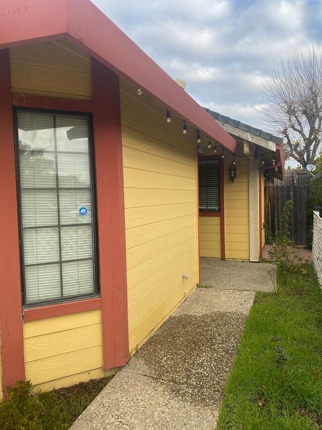 Building Photo - 1330 Puebla Way