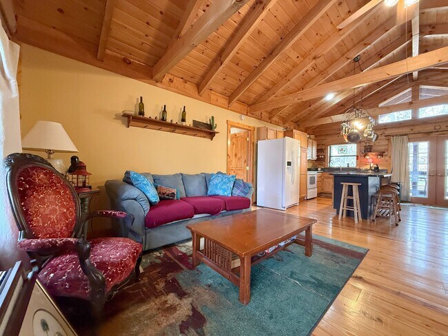 Foto del edificio - Fully Furnished 2-Bedroom Log Cabin with Porches in Monterey