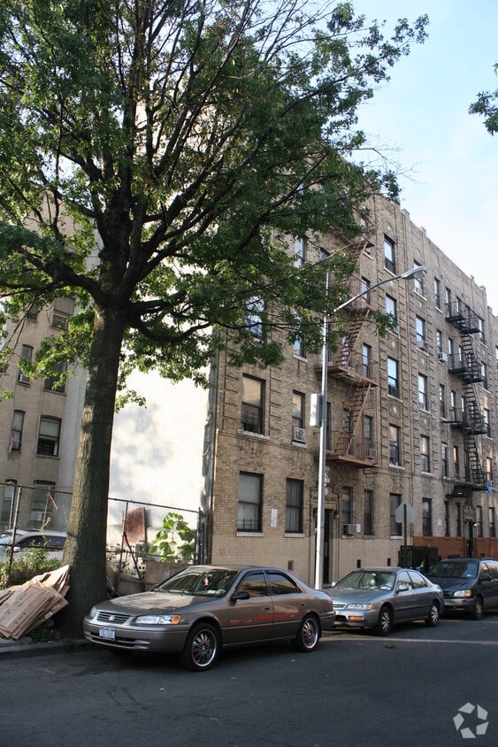 Building Photo - 2024 Davidson Ave