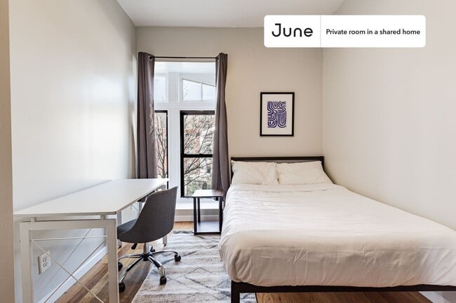 Building Photo - Private bedroom in 4 bed/2 bath Home