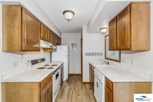 Building Photo - Beautiful town home in south east Wichita!