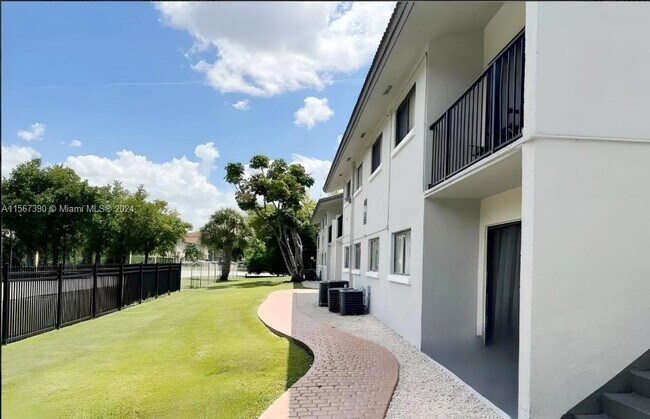 Foto del edificio - 7235 NW 179th St