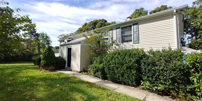 Building Photo - 8 Wedgewood Dr