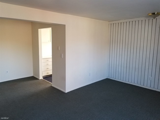 Building Photo - 120 E Utopia Ave