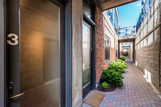 Building Photo - 627 W Alexandrine St