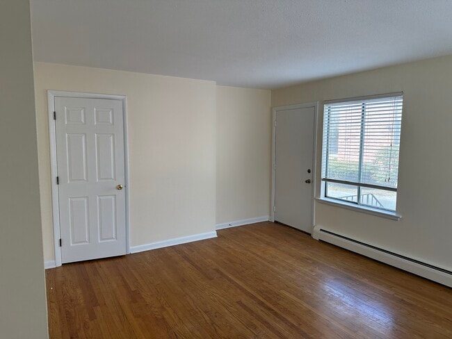 Foto del edificio - 121 New Britain Ave