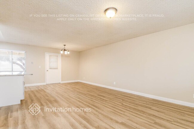 Foto del edificio - 10125 E Billings St