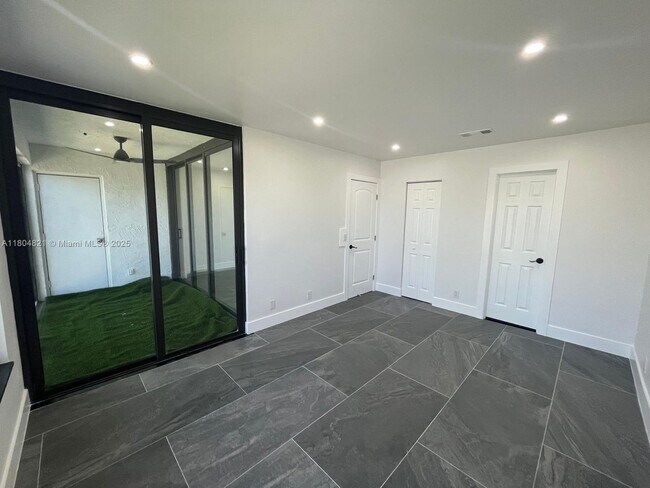 Building Photo - 204 Lake Pointe Dr