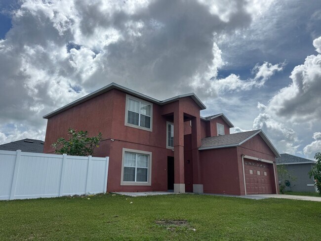 Foto del edificio - FULLY FENCED YARD + SOLAR PANELS + WATER F...