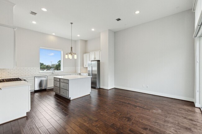 Foto del edificio - 843 W 23rd St