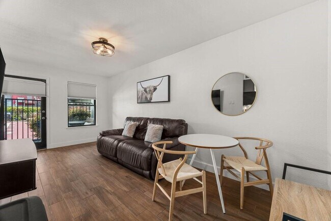 Building Photo - 2020 S Congress Ave