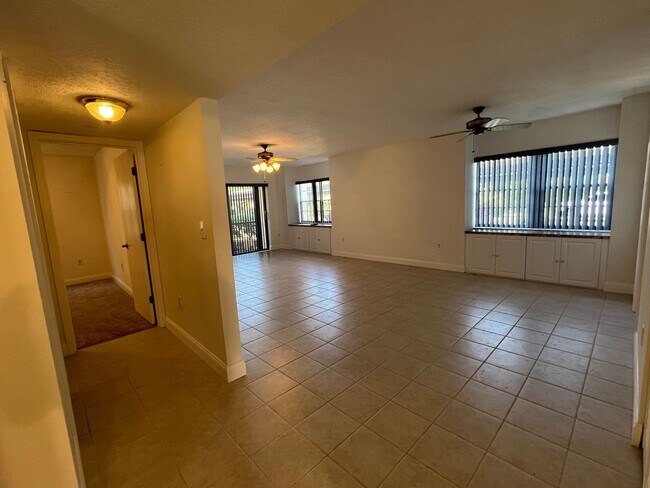 Foto del edificio - $1,150 * Annual **** 2 Bed / 2 Bath Condo ** Private, Gated Community - Rolls Landing **