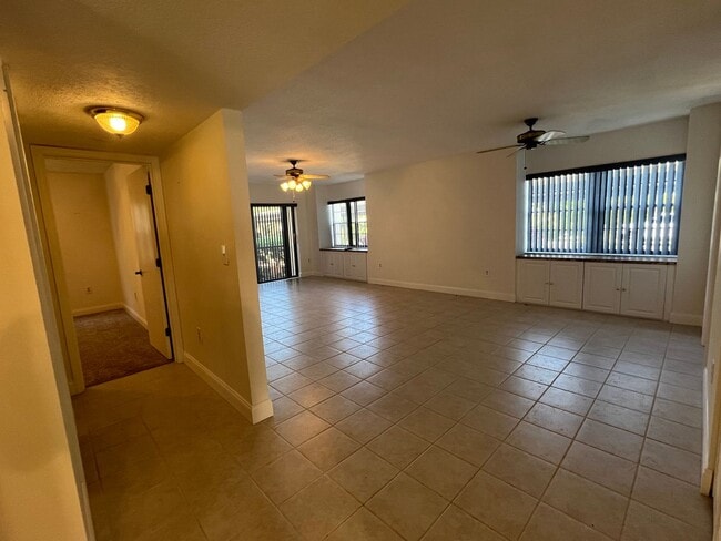 Foto del edificio - $1,350 * Annual **** Private, Gated Community - Rolls Landing ** 2 Bed / 2 Bath Condo - Unfurnished