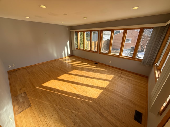 Building Photo - 3-Bedroom Home Just Steps from Lake Michigan! Prime location!