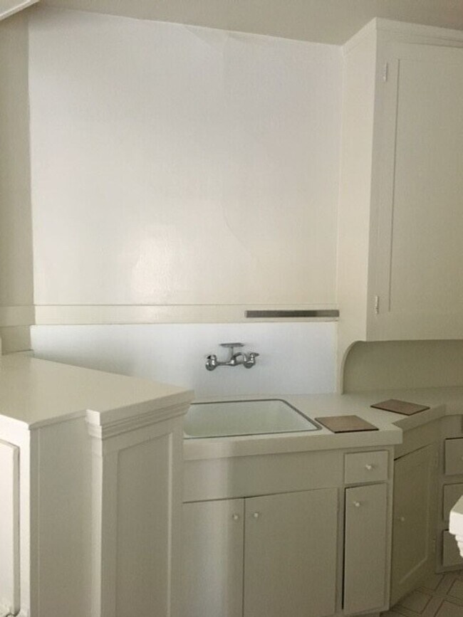 Foto del edificio - COMING SOON - Spacious Once Bedroom, Newly Remodeled, New Paint, New Kitchen Counter,