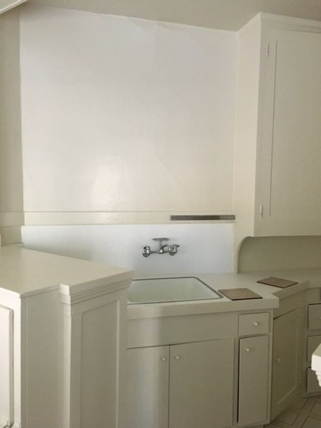 Building Photo - COMING SOON - Spacious Once Bedroom, Newly Remodeled, New Paint, New Kitchen Counter,
