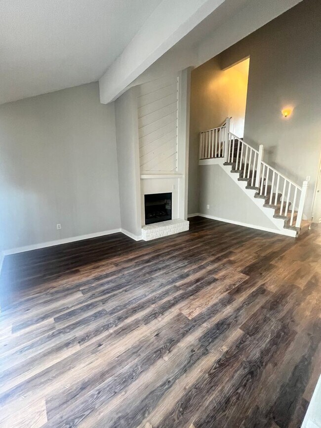 Foto del edificio - 3 Bedroom 2 Bathroom Duplex