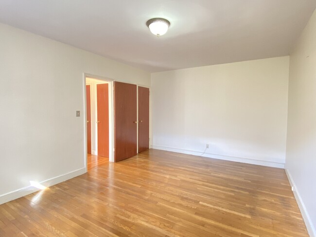 Building Photo - 56 Elm St Unit 9