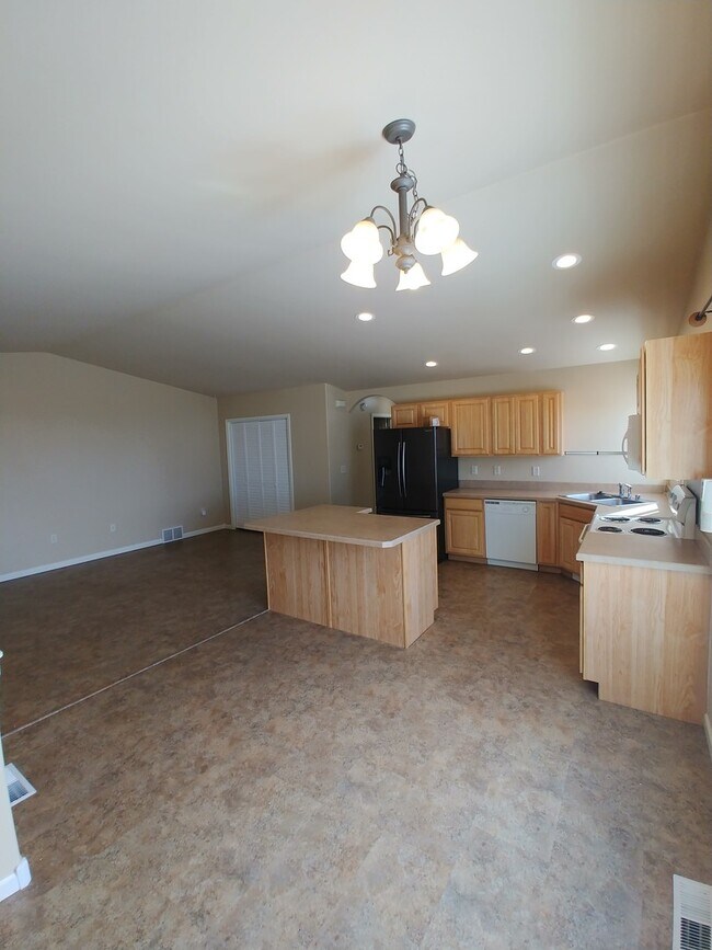 Building Photo - Cozy 4 bed 2 bath condo in the heights