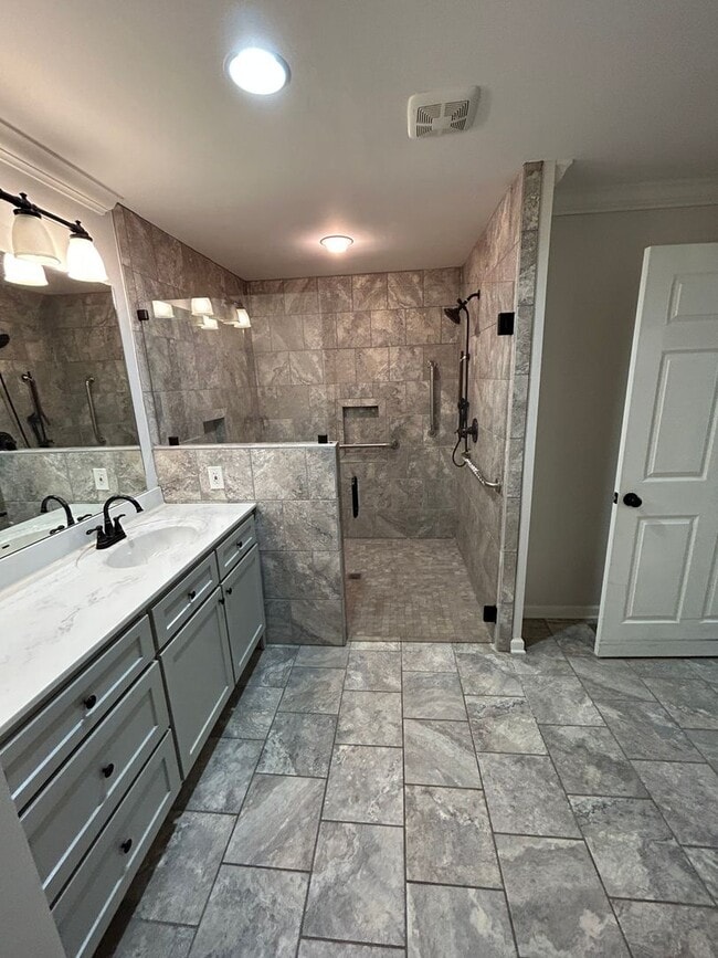 Building Photo - 3/2 Nice House in East Rome $1,895