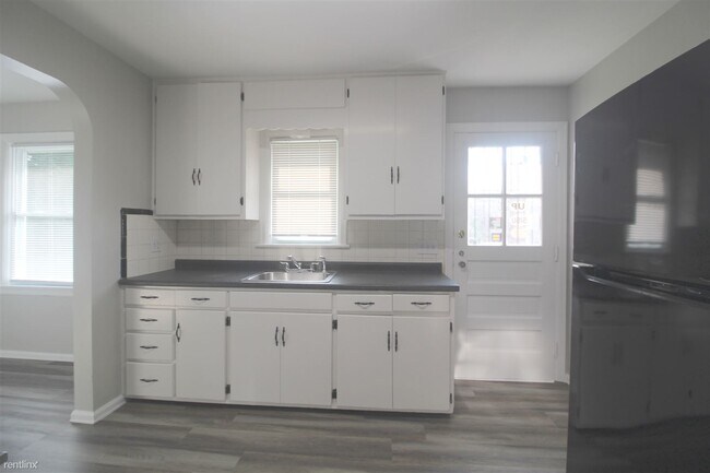 Building Photo - 1411 N Riley Ave