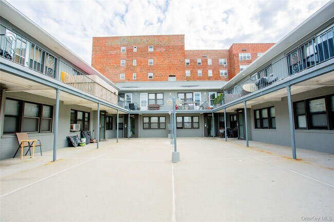 Foto del edificio - 470 E Broadway