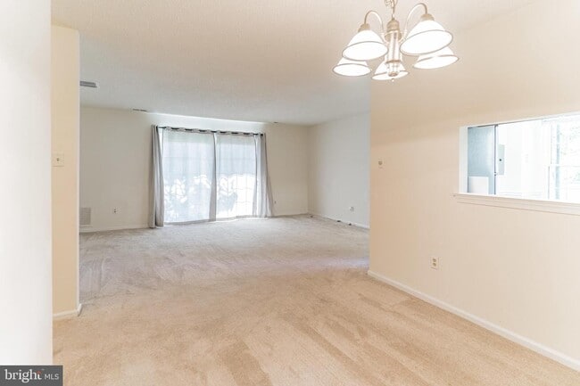 Foto del edificio - 1001 Briarwood Ct