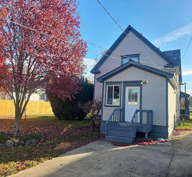 Building Photo - Victorian Charmer – 3 Bed, 1.75 Bath – Uti...