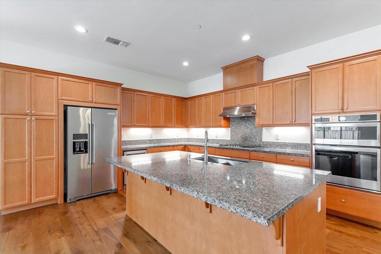 Primary Photo - 721 Roseum Ct