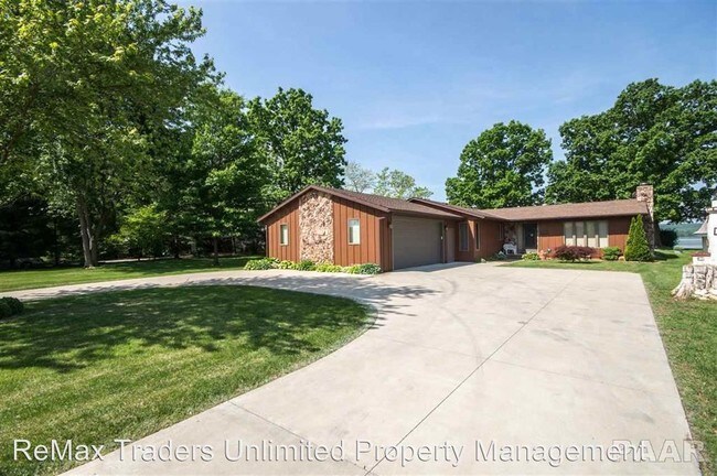 Building Photo - 1175 Sunset Dr