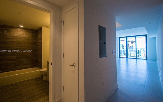 Building Photo - 1010 Brickell Ave