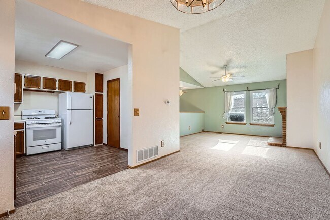 Foto del edificio - Spacious 2-Bed Townhome with Private Yard & 2-Car Garage in Aurora