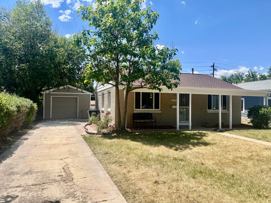 Primary Photo - Cute 3 bed 2 bath home in Lowry!!