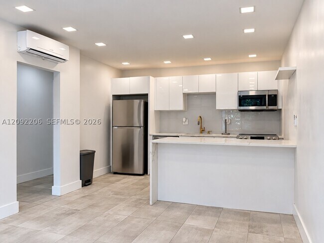Foto del edificio - 551 NE 26th St
