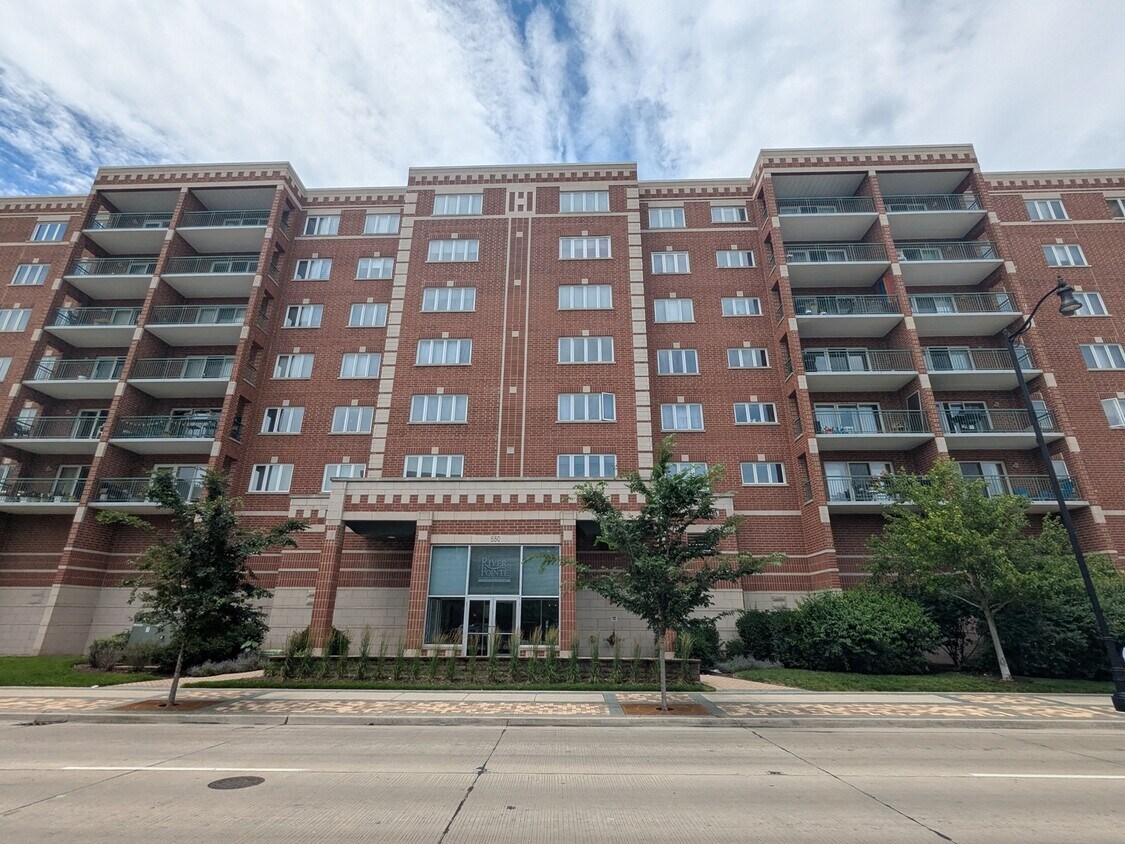 Foto principal - 650 S River Rd