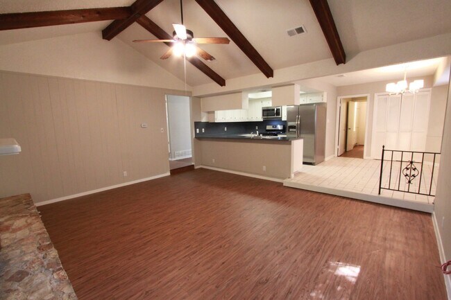 Foto del edificio - Updated 4-Bedroom, 3-Bath Home on Quiet Cu...
