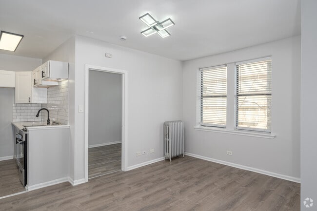 1BR, 1BA - 650SF - Living Room/ Dining Room - South Shore Apartments