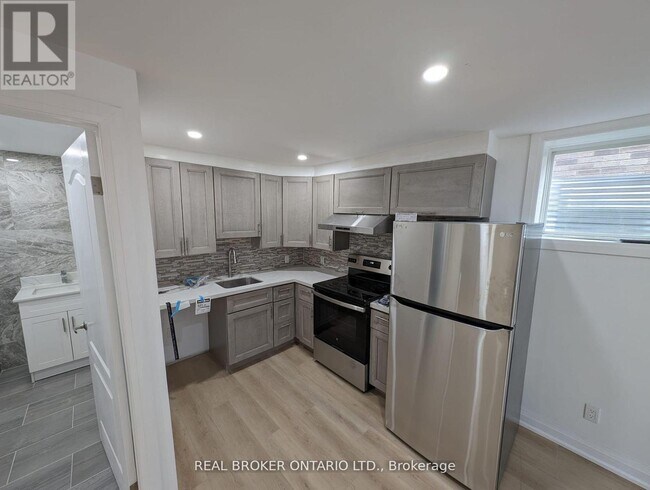 Building Photo - 326 Moorlands Crescent