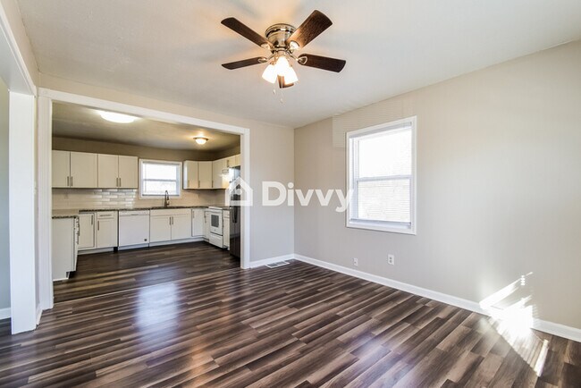 Foto del edificio - 455 Emmett St, Riverdale, GA 30274