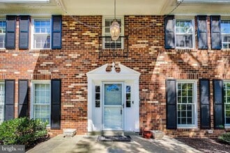Building Photo - 1718 Crestview Dr