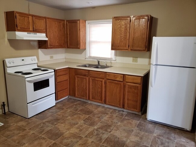 Building Photo - Nice 4 Bed 1.5 Bath Home in KCMO-Available in DECEMBER!!