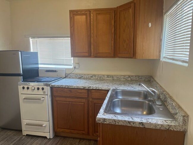 Foto del edificio - 1633 N Sycamore Blvd