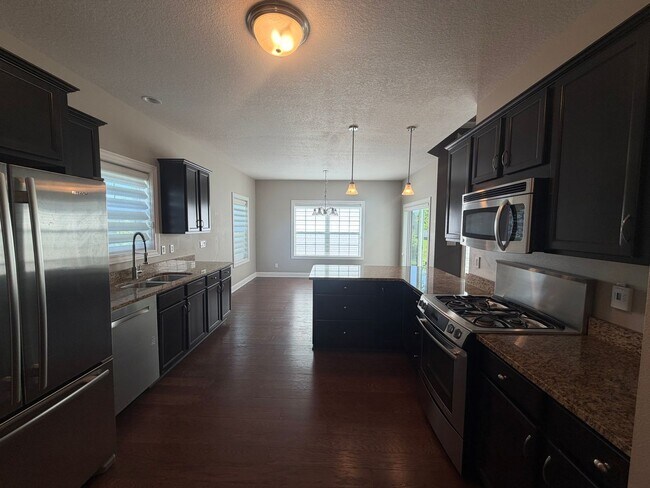 Foto del edificio - Beautiful Single Family Home - Attached 3 Car Garage with Fenced-In Backyard