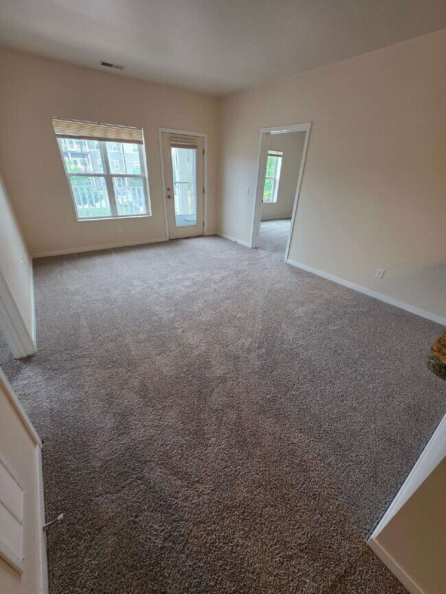 Foto del edificio - 2 Bedroom | 1 Bathroom 2nd Floor Apartment...