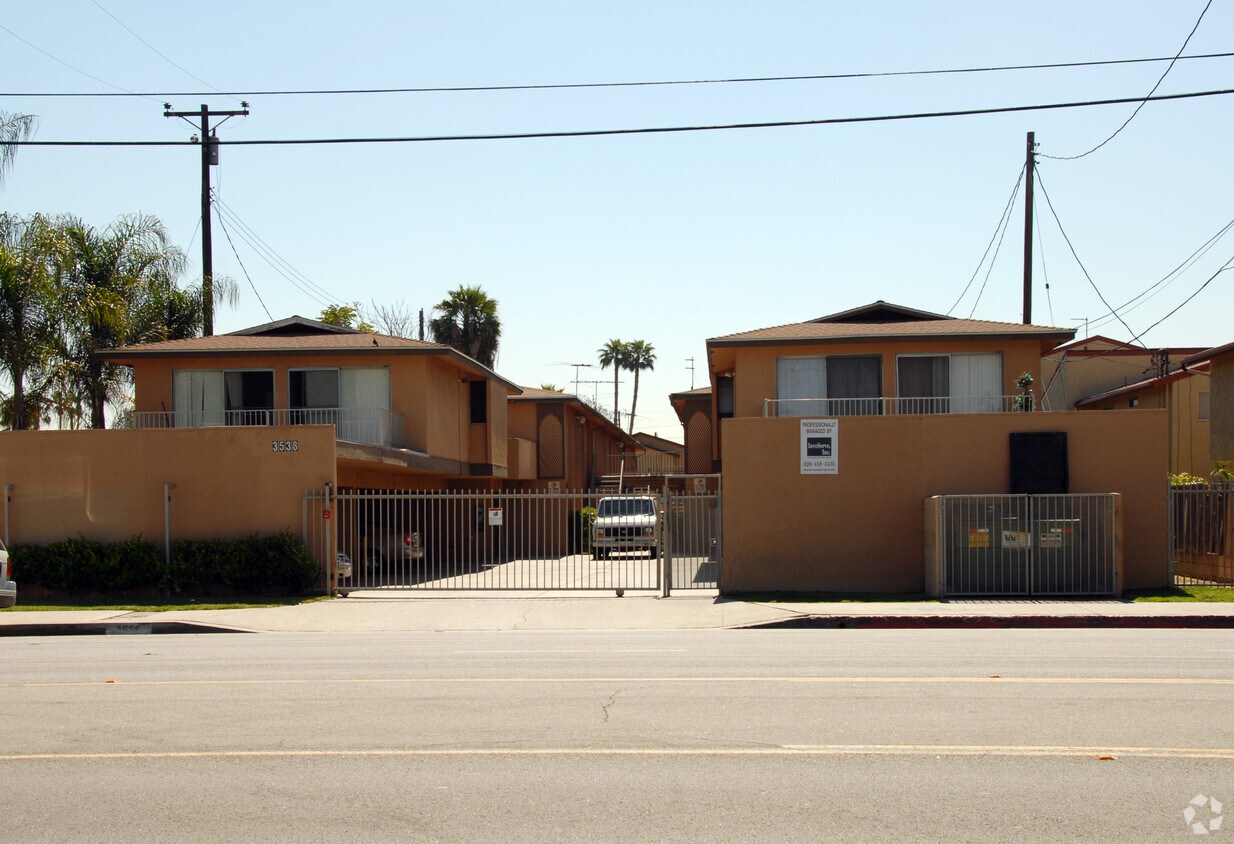 Primary Photo - 3538 N Durfee Ave