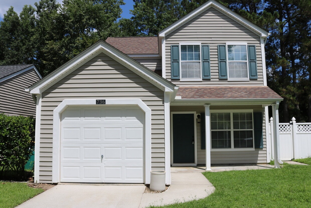 Primary Photo - Four Bedroom Home with Private Fenced Back...