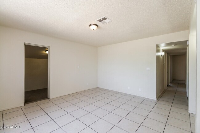 Foto del edificio - 2027 W Chambers St