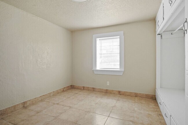Building Photo - Pine Lake #20