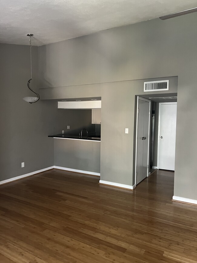 Building Photo - 7102 N Holiday Dr