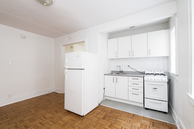 Building Photo - 26 Balmoral Ave